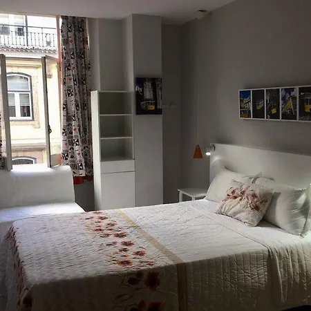 Golden Tram 242 & Hostel Lissabon