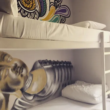 Hostel Golden Tram 242 &