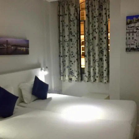 Golden Tram 242 Suites&hostel * Lissabon