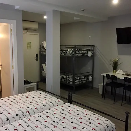 Hostel Golden Tram 242 Suites&hostel *