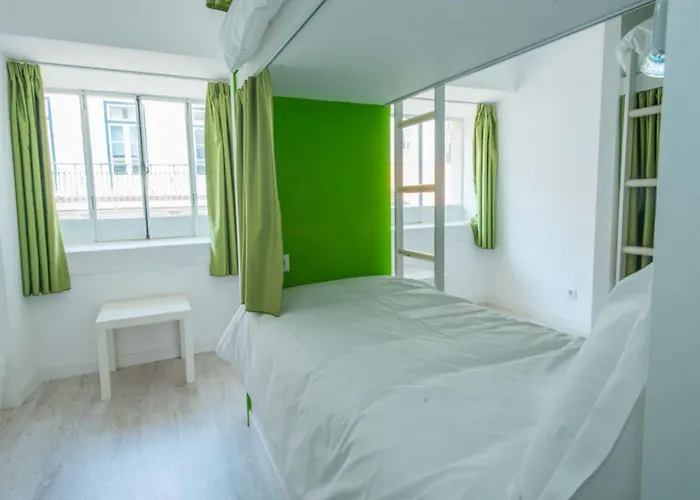 Golden Tram 242 & ホステル