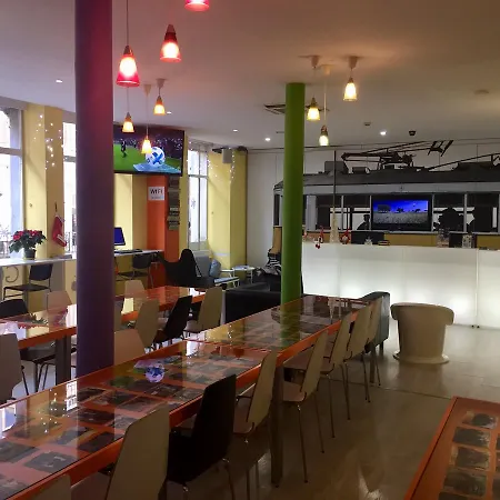 Golden Tram 242 & 호스텔 *