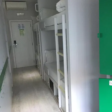 골든 트램 242 호스텔 *