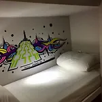 Hostel Golden Tram 242 & *
