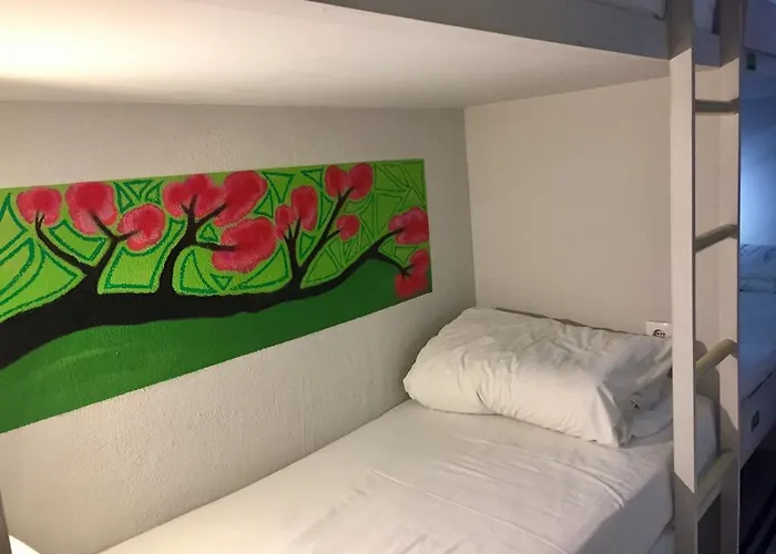 Hostel Golden Tram 242 & *