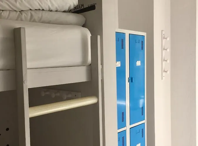 Hostel Golden Tram 242 &