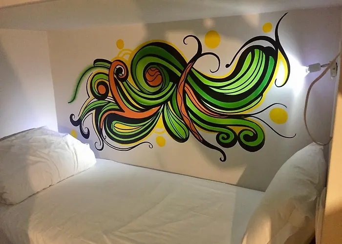 Hostel Golden Tram 242 & *