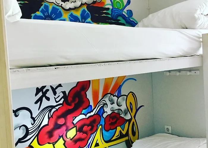 Hostel Golden Tram 242 & *