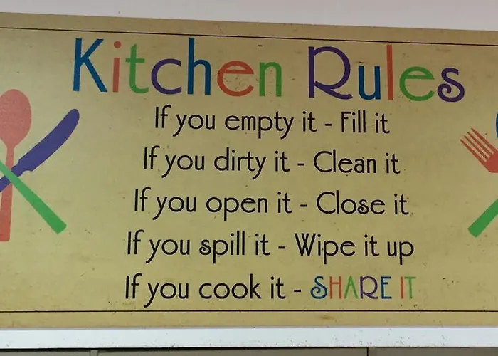 Hostel Golden Tram 242 & *