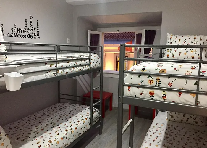 Hostel Golden Tram 242 & *