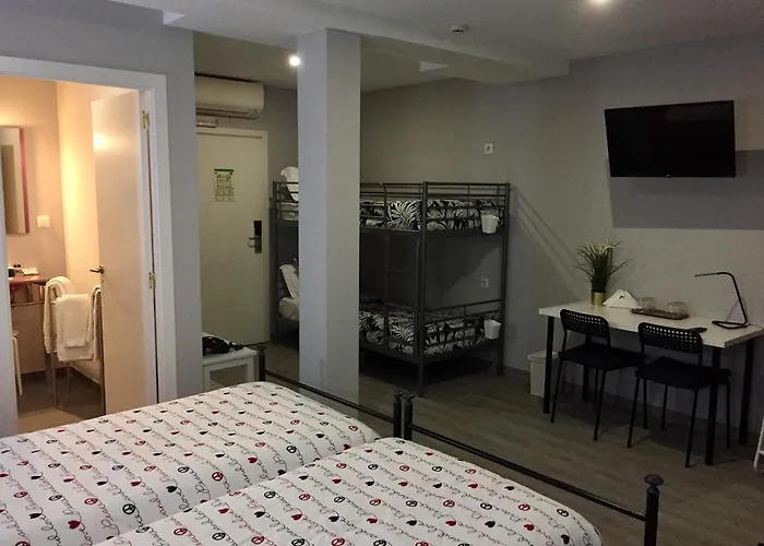 Hostel Golden Tram 242 & *