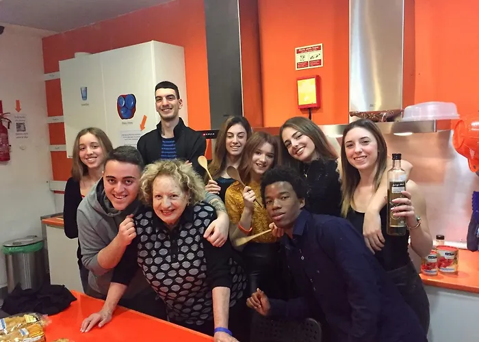 Hostel Golden Tram 242 & *