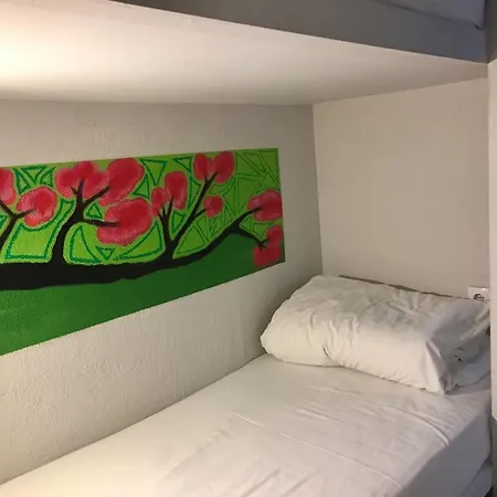 Hostel Golden Tram 242 & *