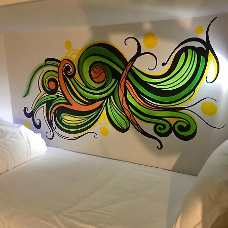 Hostel Golden Tram 242 & *