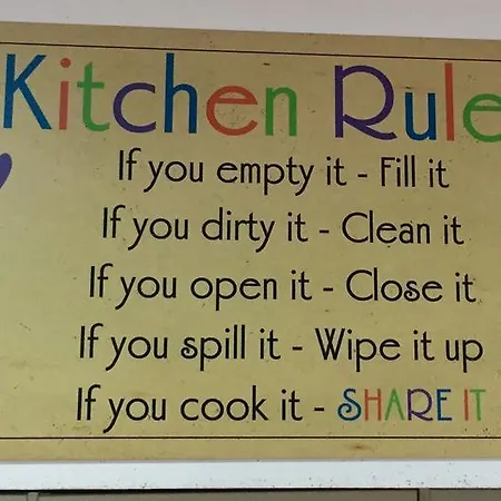 Hostel Golden Tram 242 & *