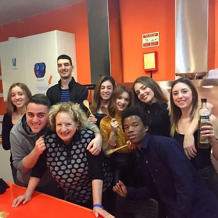 Hostel Golden Tram 242 & *