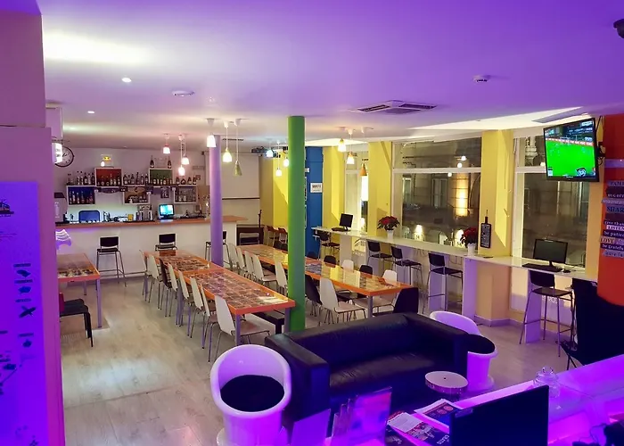 Hostel Golden Tram 242 &